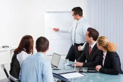 seminarleiter mit seinem team