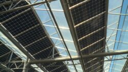 Bergerac : une serre recouverte de panneaux photovoltaïques